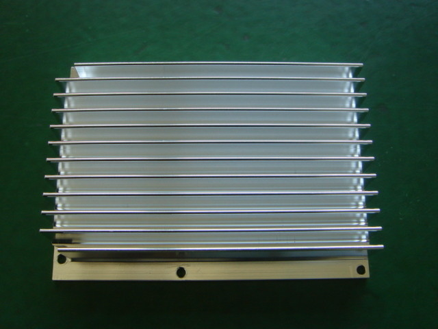 Dissipatore di calore di alluminio lavorante dell'estrusione del prototipo di precisione rapida di CNC con il rivestimento di conversione